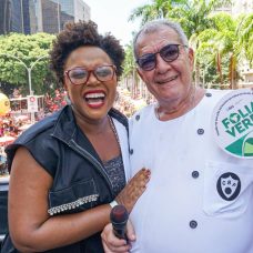 A secretária de Meio Ambiente e Clima, Tainá de Paula, entrega o Selo Folia Verde ao presidente do Cordão da Bola Preta, Pedro Ernesto Marinho