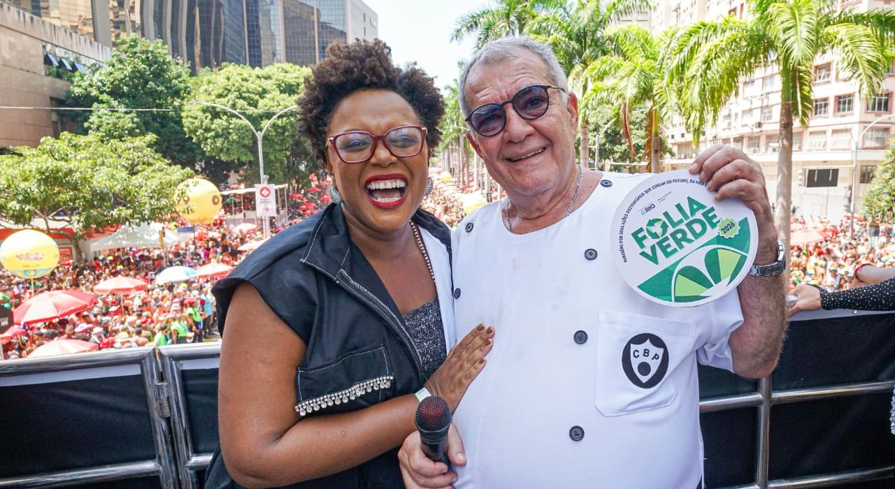 A secretária de Meio Ambiente e Clima, Tainá de Paula, entrega o Selo Folia Verde ao presidente do Cordão da Bola Preta, Pedro Ernesto Marinho