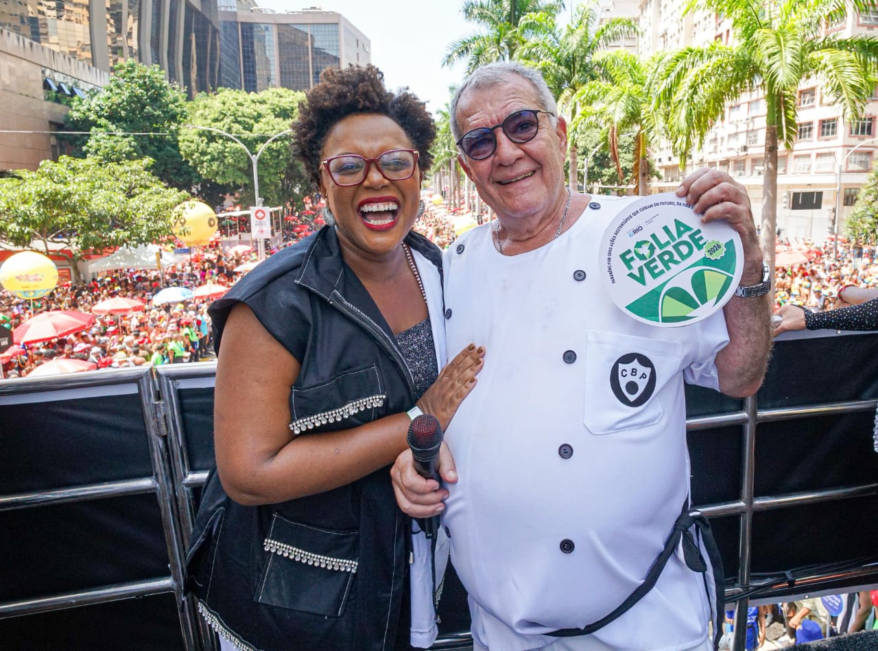 A secretária de Meio Ambiente e Clima, Tainá de Paula, entrega o Selo Folia Verde ao presidente do Cordão da Bola Preta, Pedro Ernesto Marinho